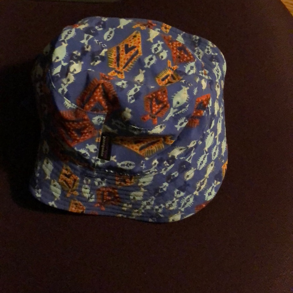 Patagonia Kids bucket hat, with velcro straps